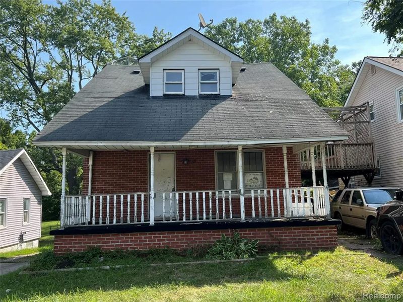 Two storey house with a detached garage, Pontiac, Michigan